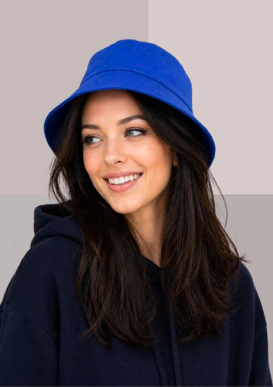 Femme brune avec sweat shirt et bob bleu | Cap-Chapeau