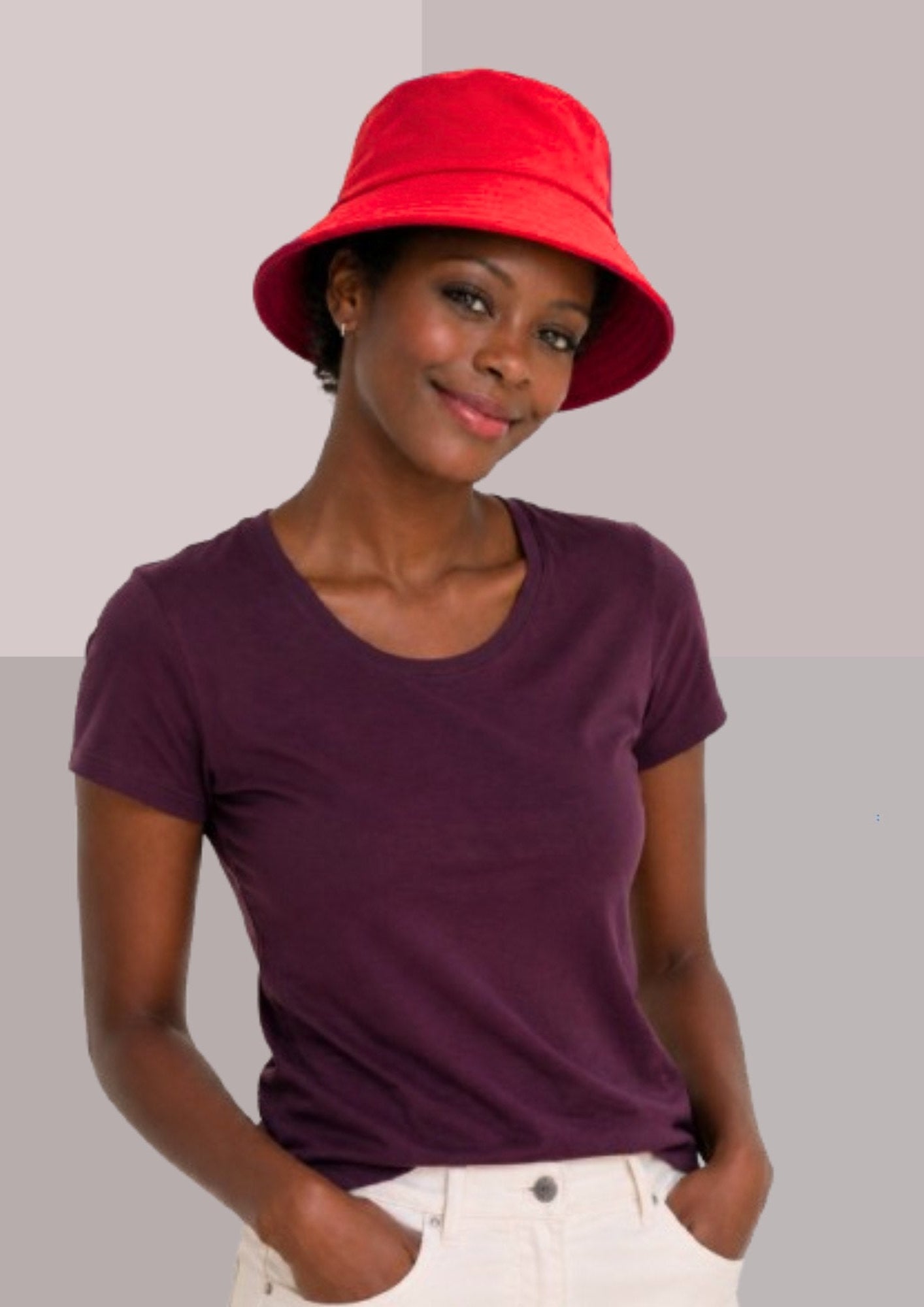 Belle femme noire en tenue décontractée et élégante avec joli bob rouge | Cap-Chapeau