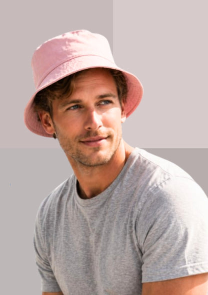 beau jeune homme blond avec un chapeau rose ale qui lui va tres bien | Cap-Chapeau