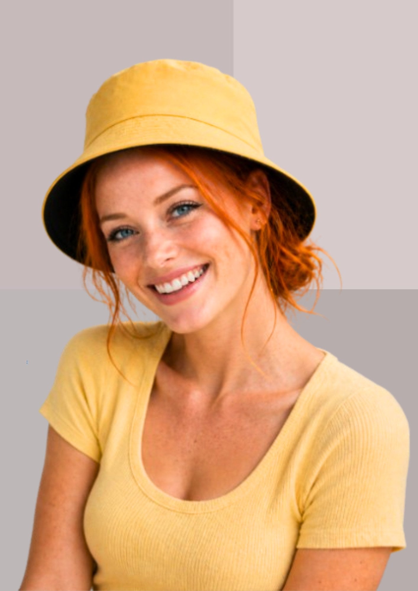 jeune femme teint printemps, taches de rousseur et blond vénitien, avec chapeau bob reversible jaune et noir et tshirt jaune | Cap-Chapeau