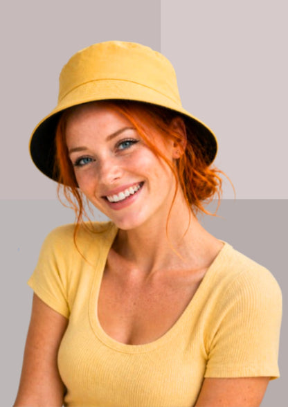 jeune femme teint printemps, taches de rousseur et blond vénitien, avec chapeau bob reversible jaune et noir et tshirt jaune | Cap-Chapeau