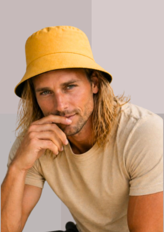 Homme blond roux avec chapeau bob  jaune et Tshirt creme | Cap-Chapeau