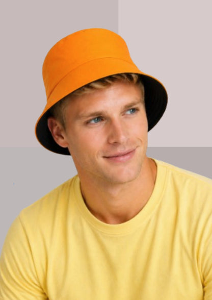 homme portant bob reversible orange et noir sur tshirt jaune poussin | Cap-Chapeau