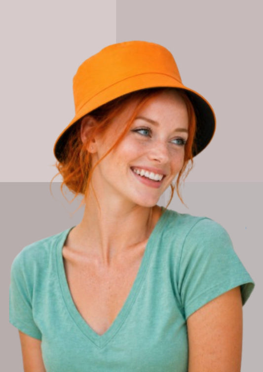 Jeune femme rousse avec taches de rousseur portant tshir turquoise et chapeau bob orange reversible noir | Cap-Chapeau