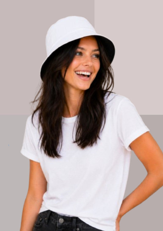 jeune femme brune teint hiver clair avec tsirt blanc, jeans et chapeau ob blanc reversible noir | Cap-Chapeau