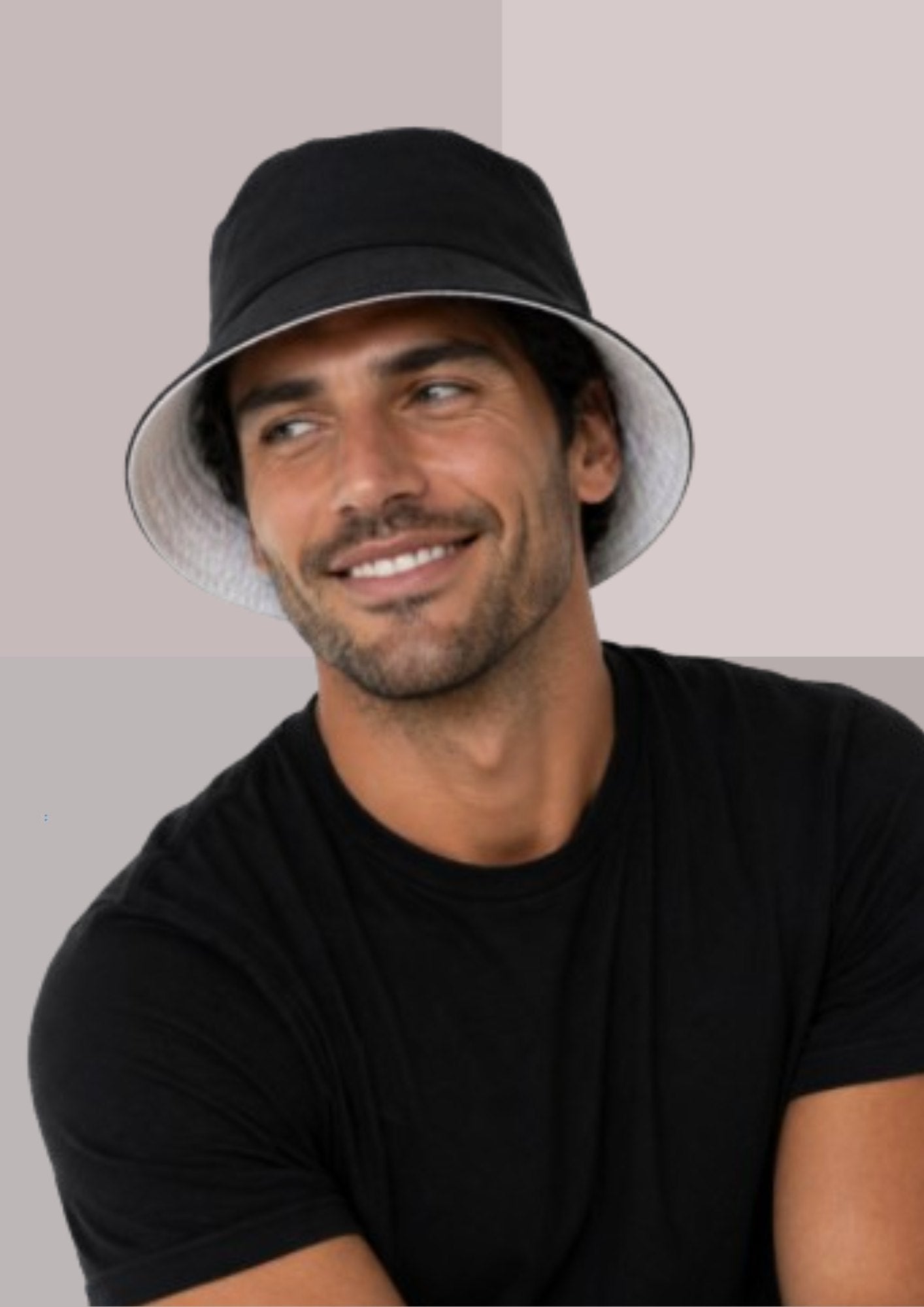Homme avec chapeau bob reversible noir et blanc | Cap-Chapeau