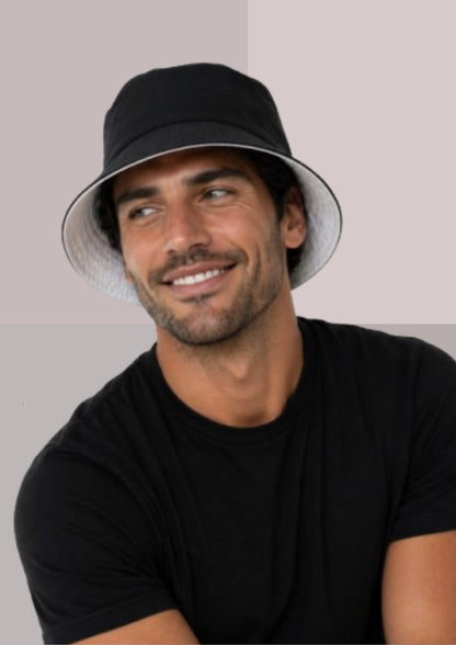 Homme avec chapeau bob reversible noir et blanc | Cap-Chapeau