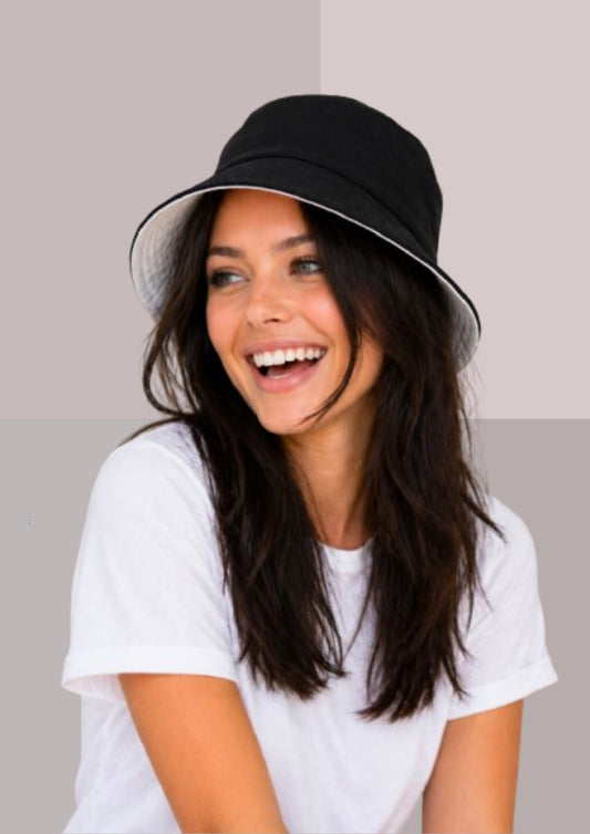 femme très souriante avec bob reversible noir et blanc | Cap-Chapeau