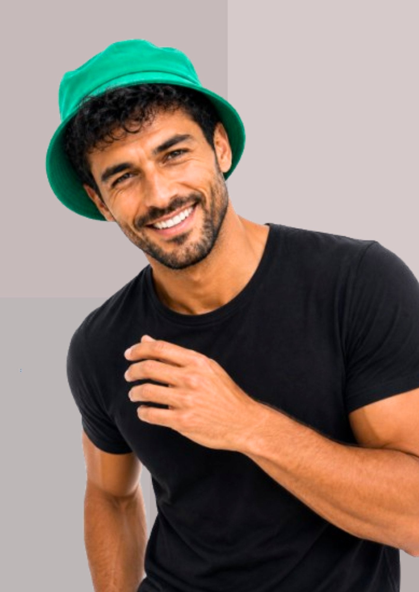 Homme brun et sympatique, teint froid, portant un chapeau bob vert emeraude | Cap-Chapeau