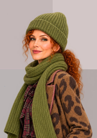Écharpe et bonnet vert olive , vue de trois-quarts, ensemble d’hiver en maille côtelée douce et enveloppante | Cap-Chapeau