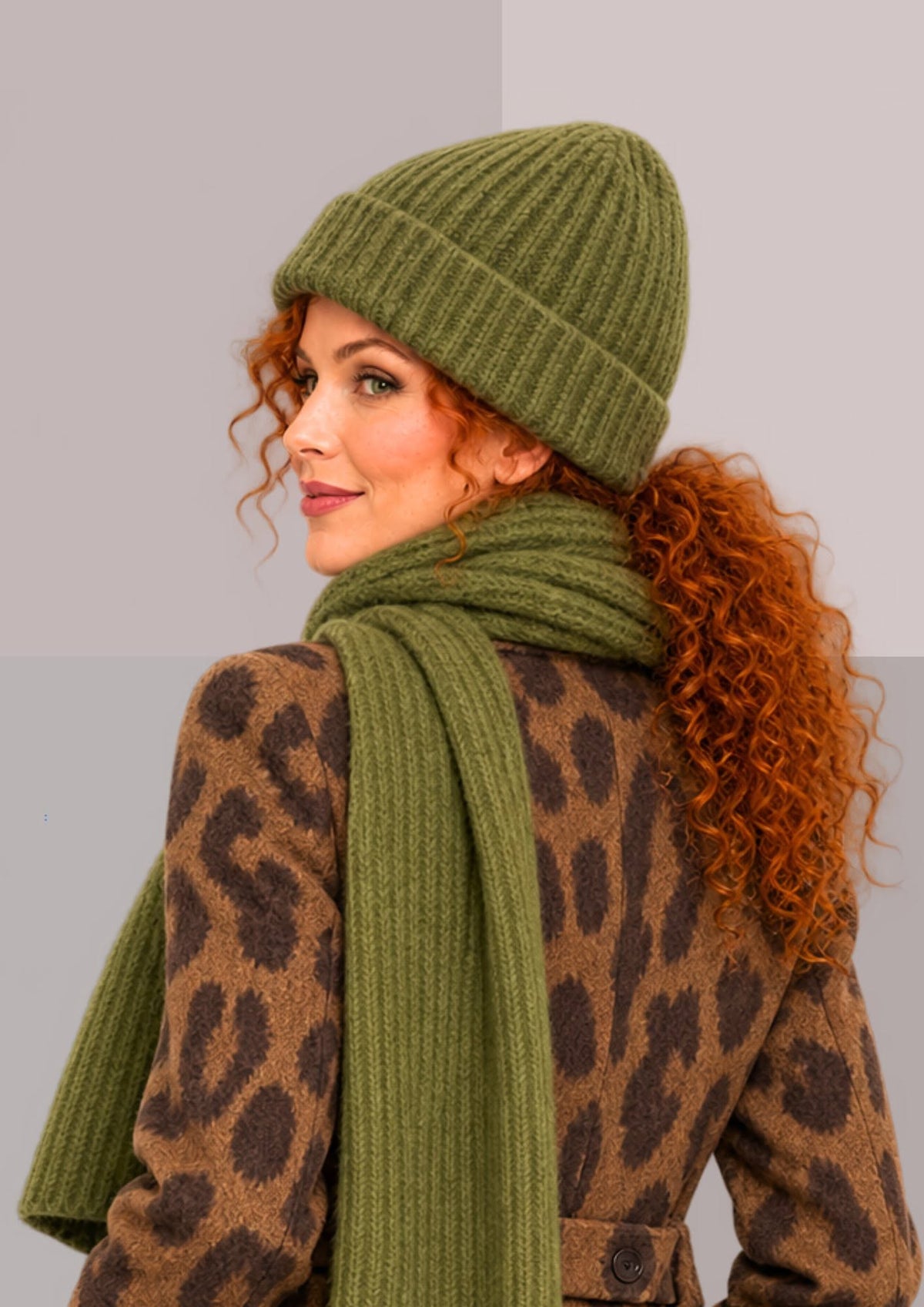 Écharpe et bonnet vert olive femme, vue de profil, ensemble d’hiver en maille côtelée avec bonnet haut à revers | Cap-Chapeau