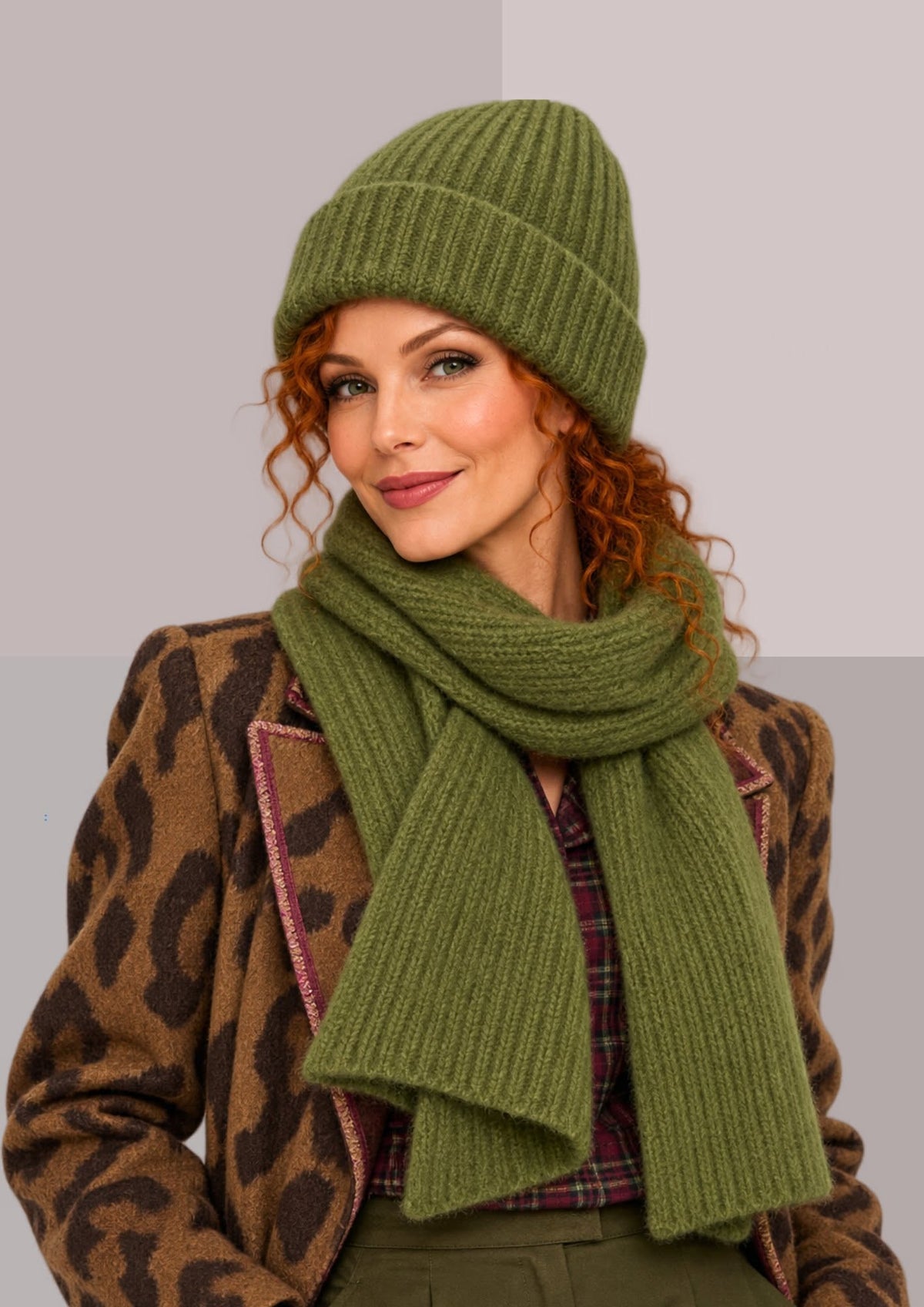 Écharpe et bonnet vert olive femme, vue debiais, bonnet haut à revers et écharpe chaude en maille côtelée | Cap-Chapeau