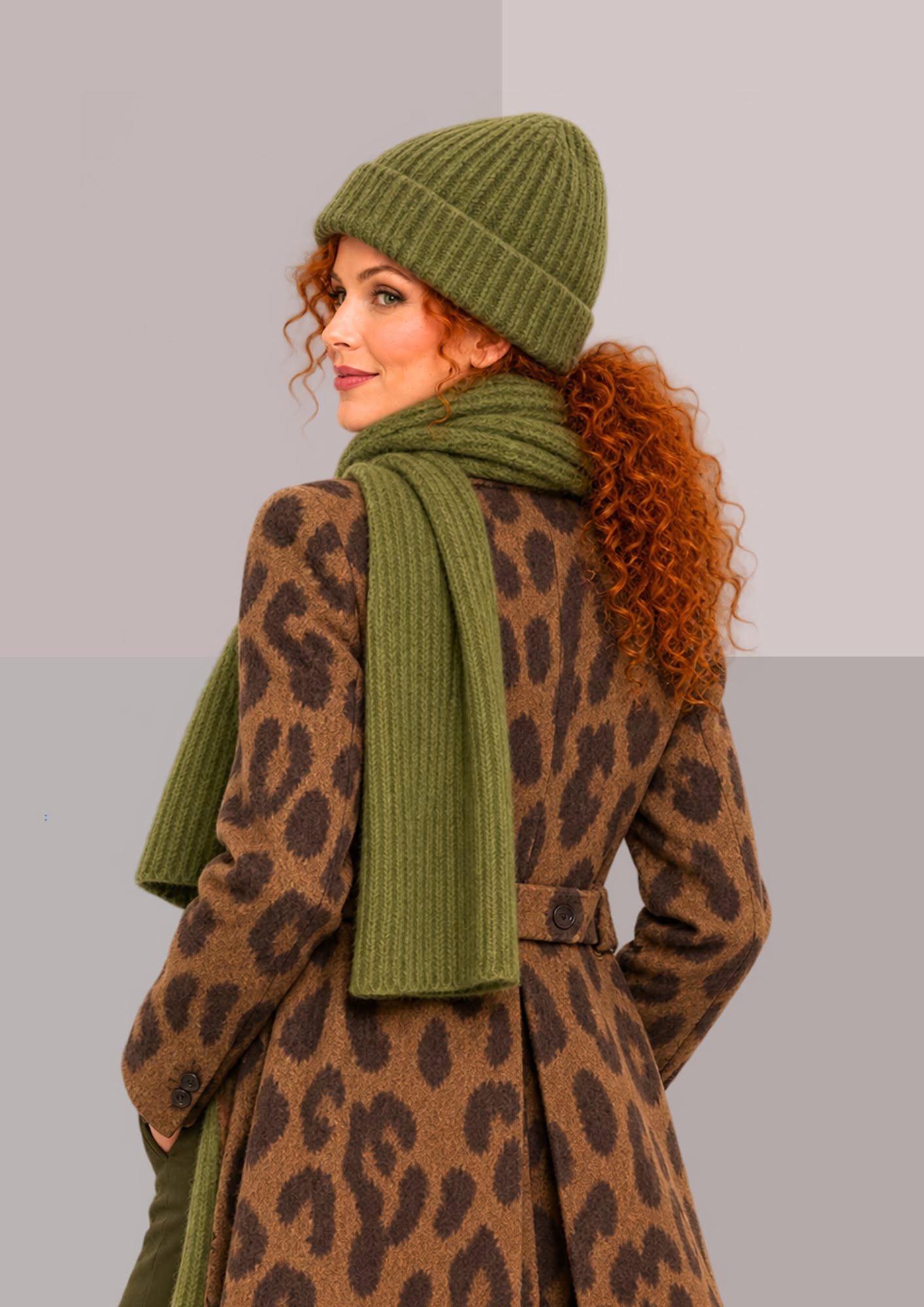 Écharpe et bonnet vert olive femme, vue de dos, détail du bonnet haut à revers et de l’écharpe assortie en maille côtelée | Cap-Chapeau