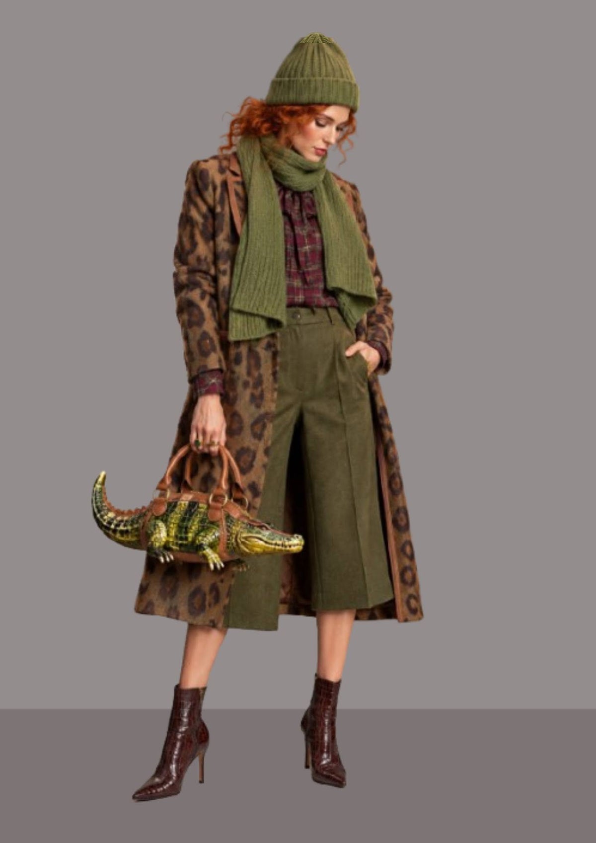 Écharpe et bonnet vert olive femme, portés en pied, ensemble chaud en maille côtelée avec bonnet haut à revers | Cap-Chapeau