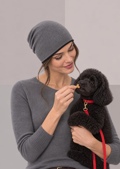 BONNET LAINE MERINOS GRIS ACIER, porté avec un tombé souple et élégant pour l’hiver | Cap-Chapeau