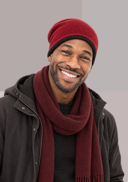 bonnet laine merinos rouge bordeaux, porté par un homme avec une tenue d’hiver décontractée | Cap-Chapeau