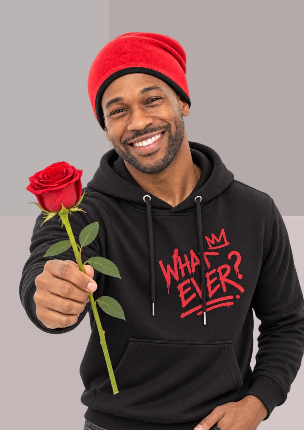 bonnet laine merinos rouge, porté par un homme qui tend une rose à sa compagne hors champ | Cap-Chapeau