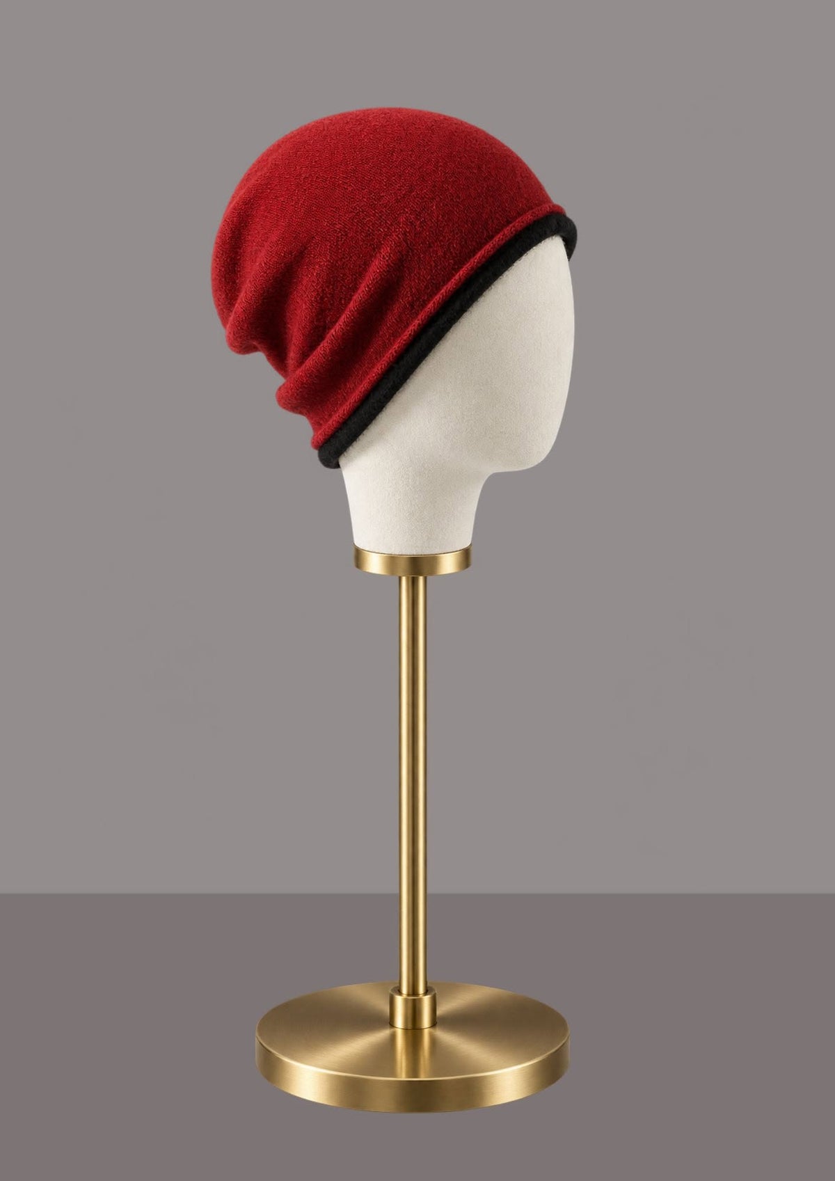 bonnet laine merinos rouge bordeaux, présenté seul sur porte-chapeau, double bord noir visible | Cap-Chapeau