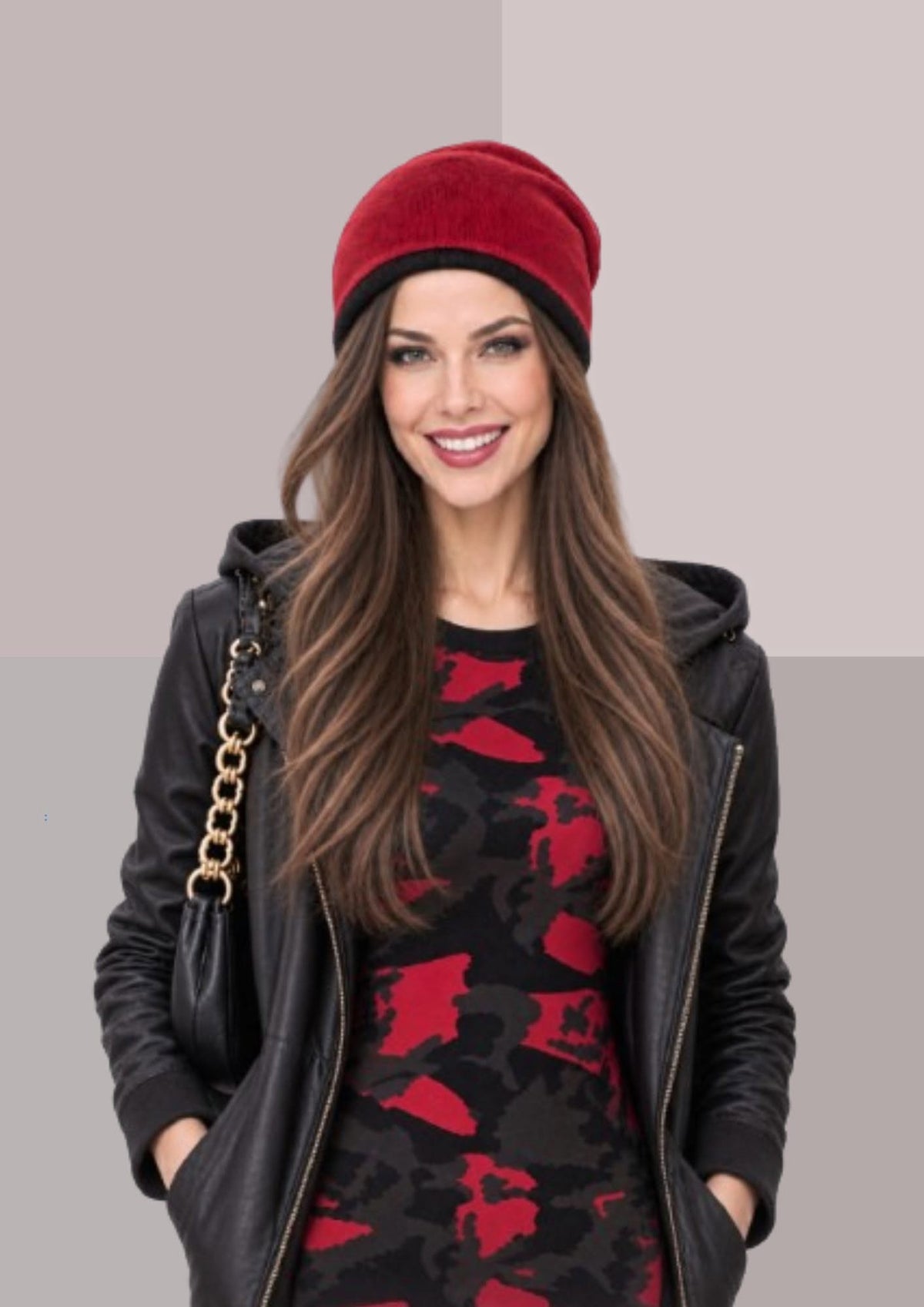 bonnet laine merinos rouge bordeaux, vue de face avec veste noire et tenue rouge et noire | Cap-Chapeau