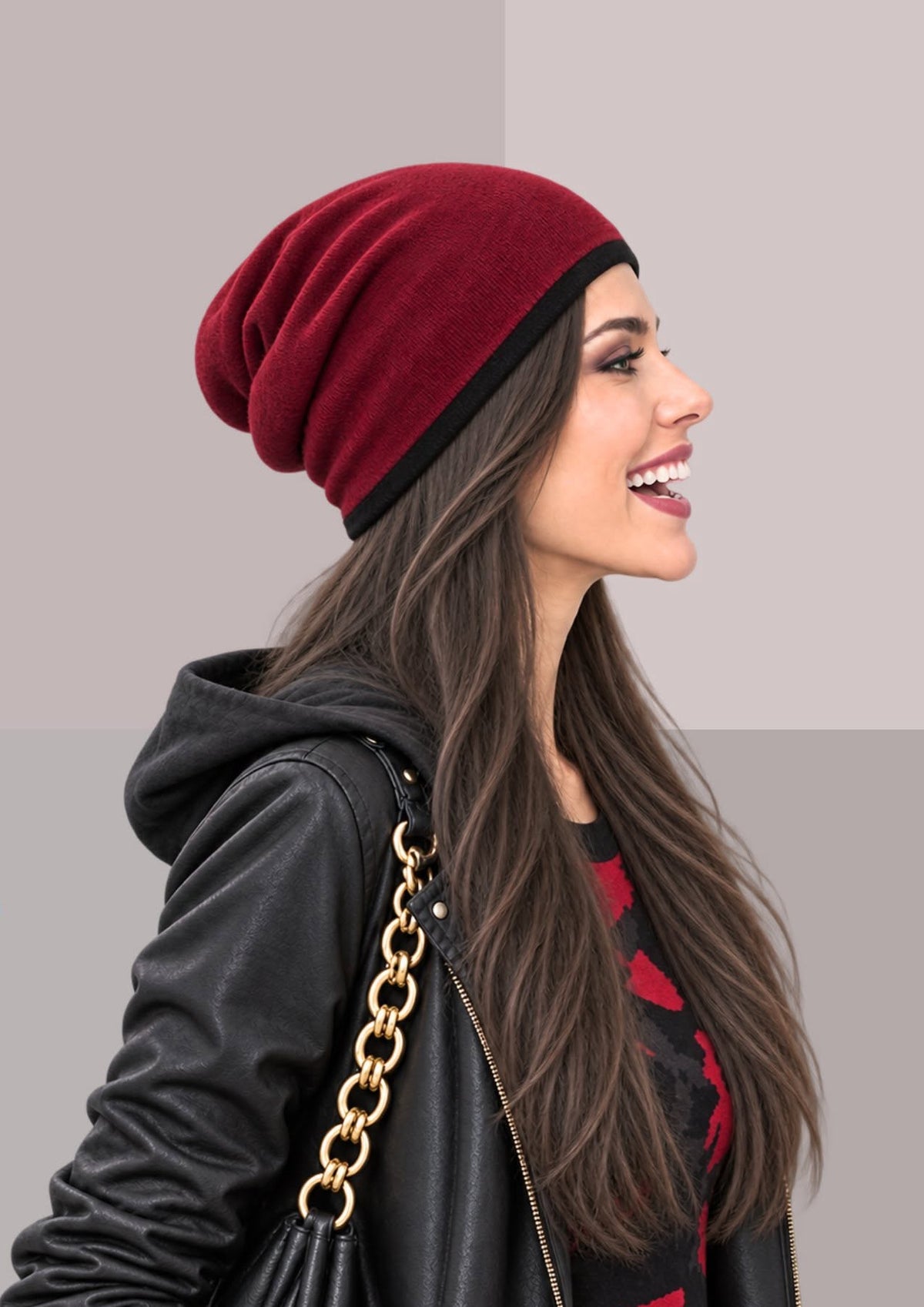 bonnet laine merinos rouge bordeaux, vue de profil, tombé souple et double liseré noir | Cap-Chapeau