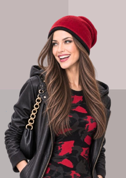 bonnet laine merinos rouge bordeaux, porté de trois-quarts dans une allure féminine et urbaine | Cap-Chapeau