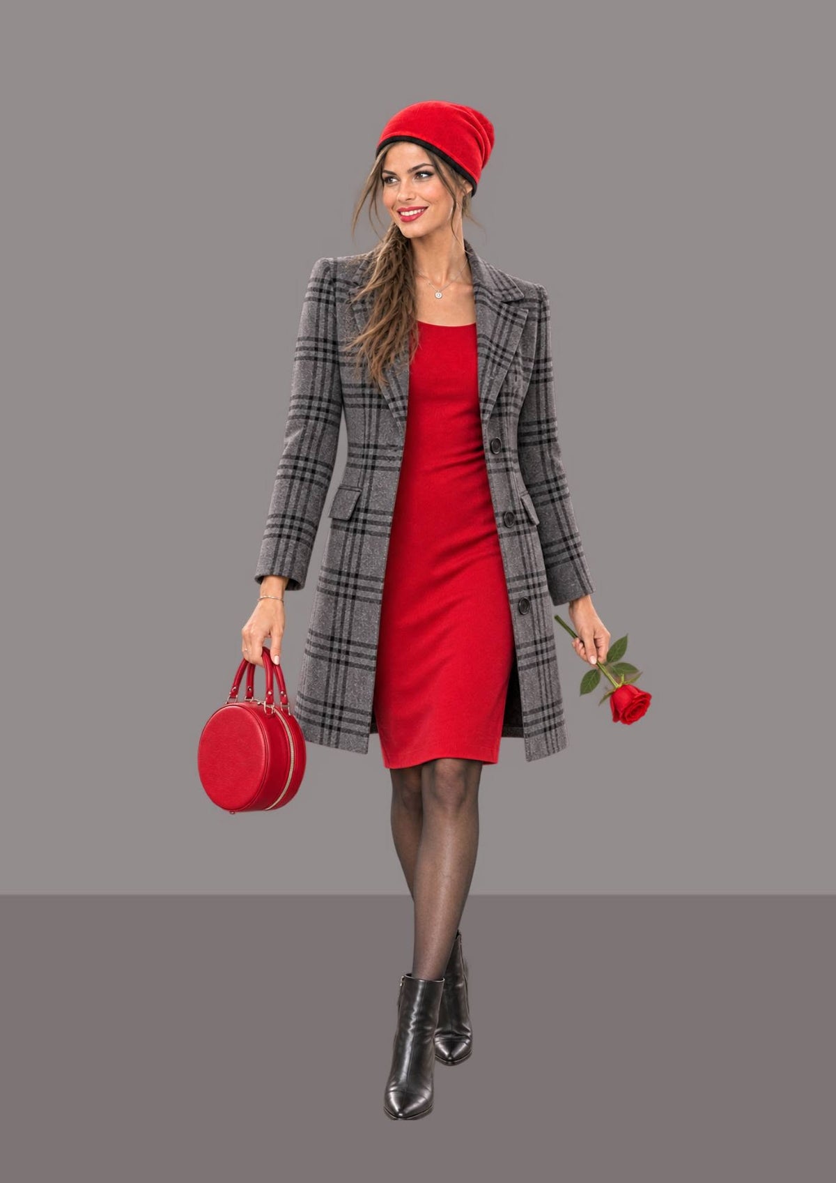 bonnet laine merinos rouge, silhouette en pied avec une tenue d’hiver féminine et élégante | Cap-Chapeau