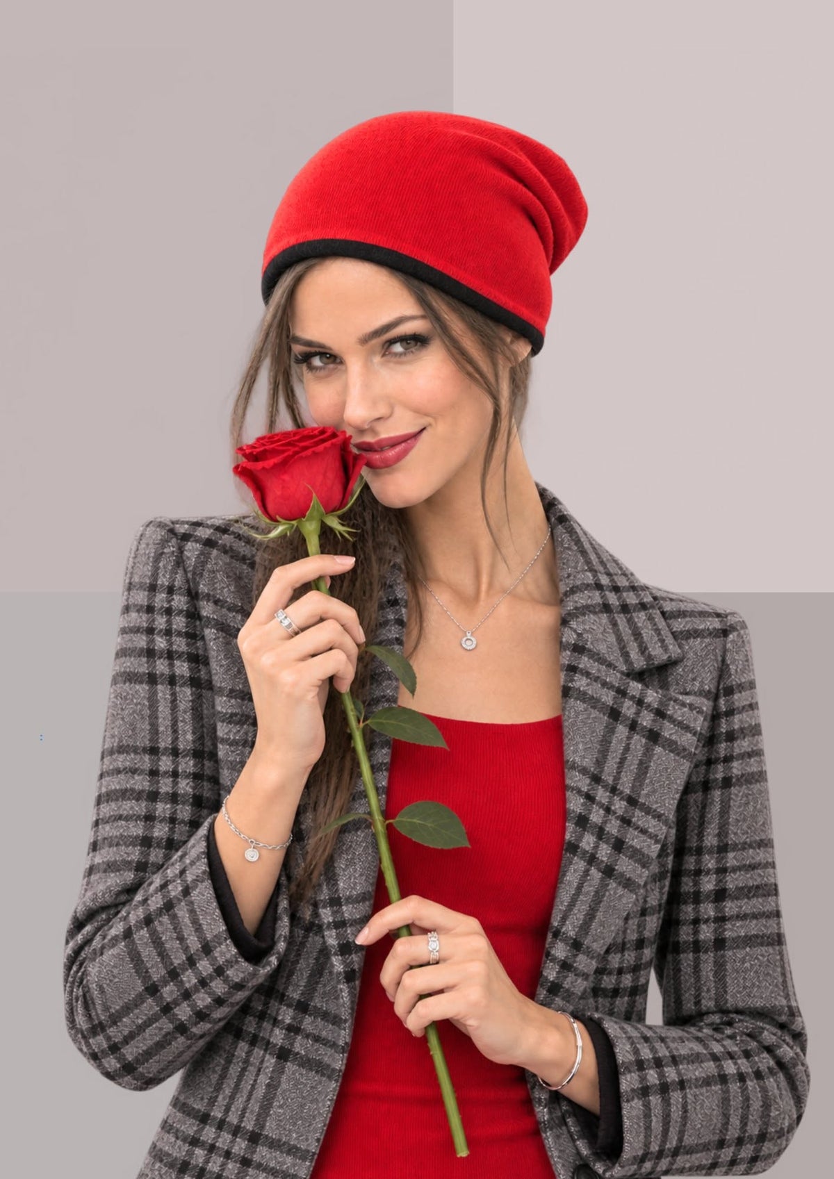 bonnet laine merinos rouge, porté avec une veste à carreaux pour une allure urbaine élégante | Cap-Chapeau