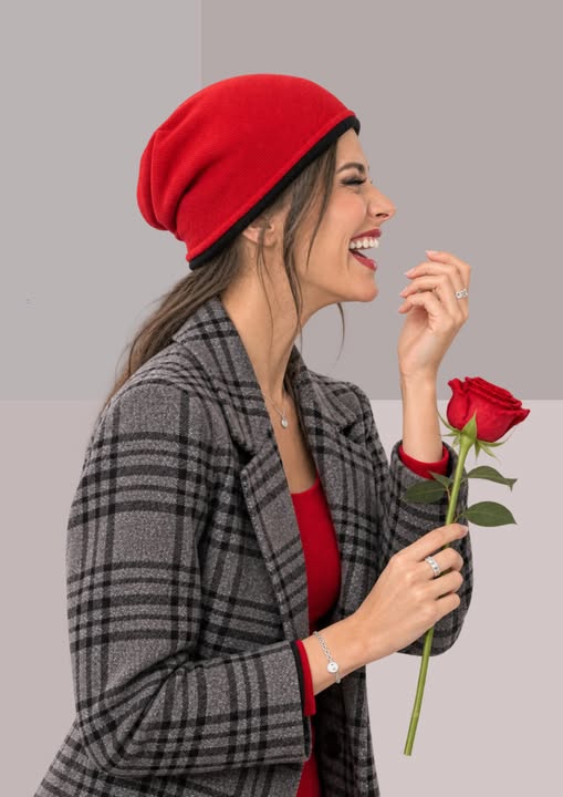 bonnet laine merinos rouge, vue de profil montrant le tombé souple et le fin bord noir | Cap-Chapeau