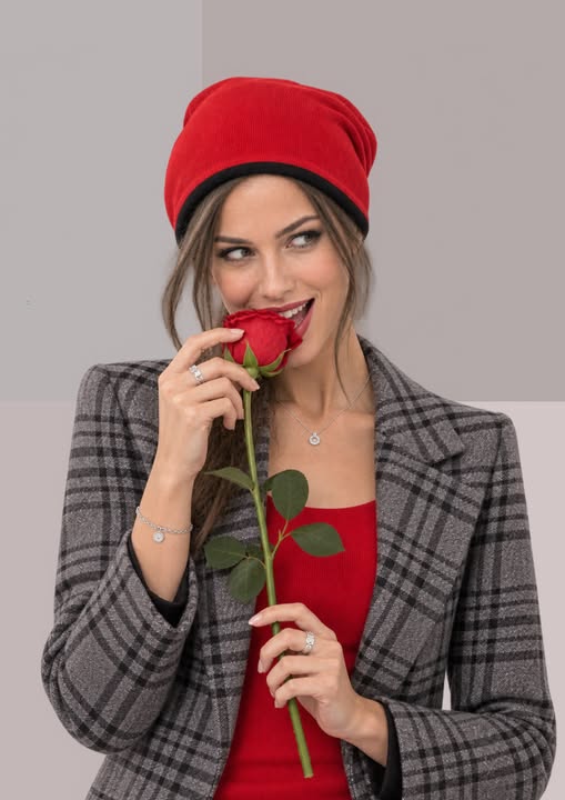 bonnet laine merinos rouge, une rose à la main dans une scène complice et pleine d’humour | Cap-Chapeau