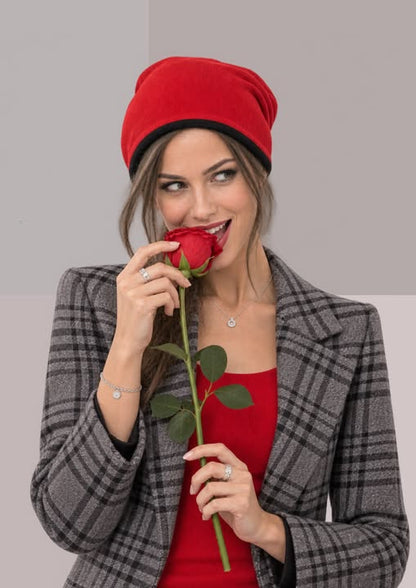 bonnet laine merinos rouge, une rose à la main dans une scène complice et pleine d’humour | Cap-Chapeau