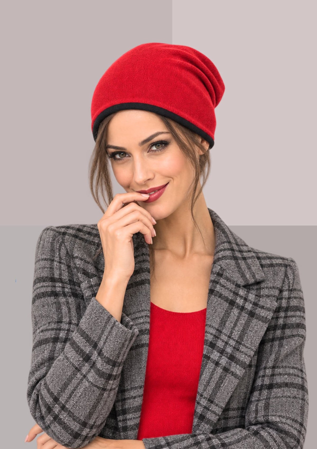 bonnet laine merinos rouge, porté de face avec sa maille fine, son tombé souple et son double bord noir | Cap-Chapeau