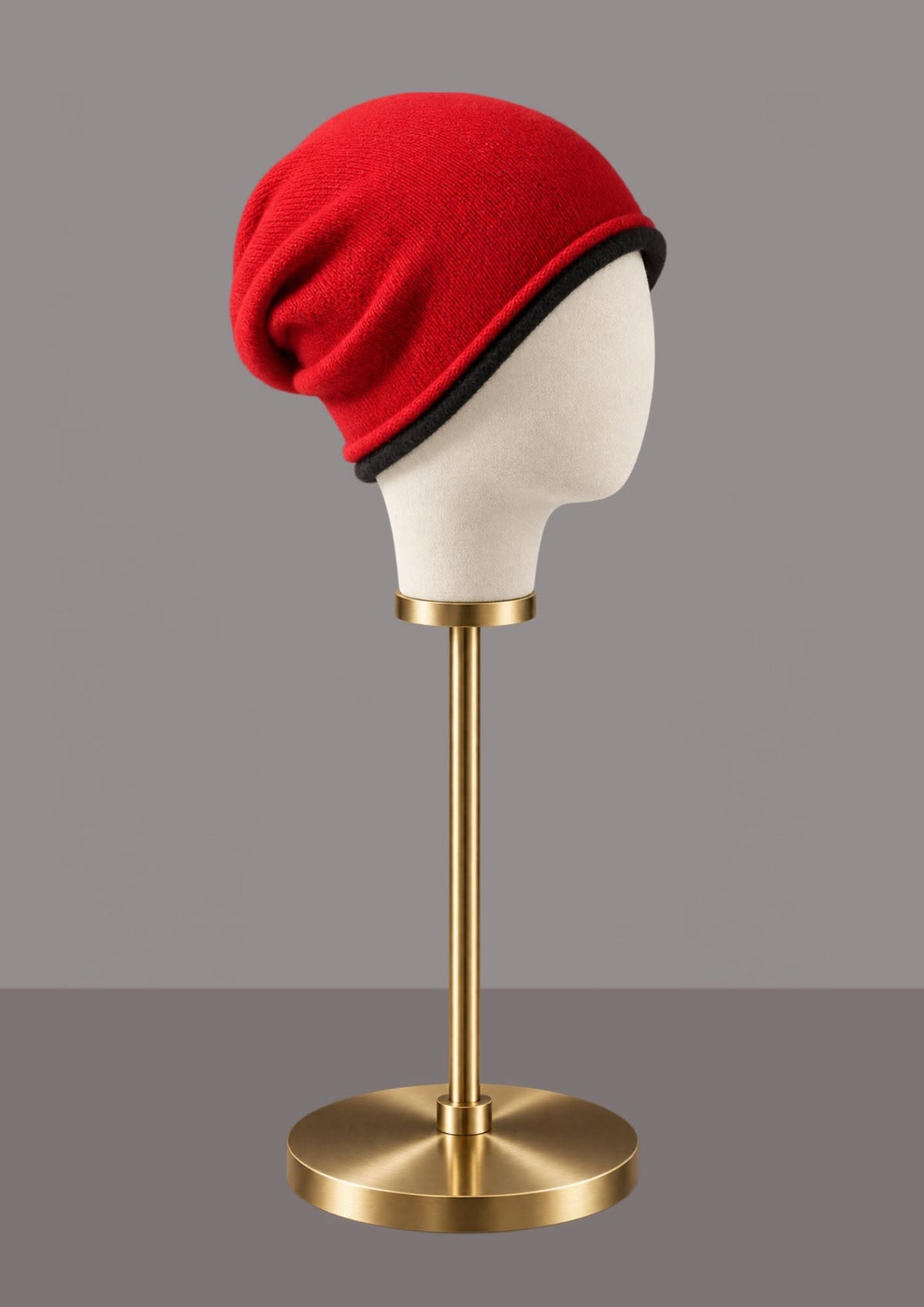 bonnet laine merinos rouge, présenté sur porte-chapeau, maille fine et double bord contrasté | Cap-Chapeau