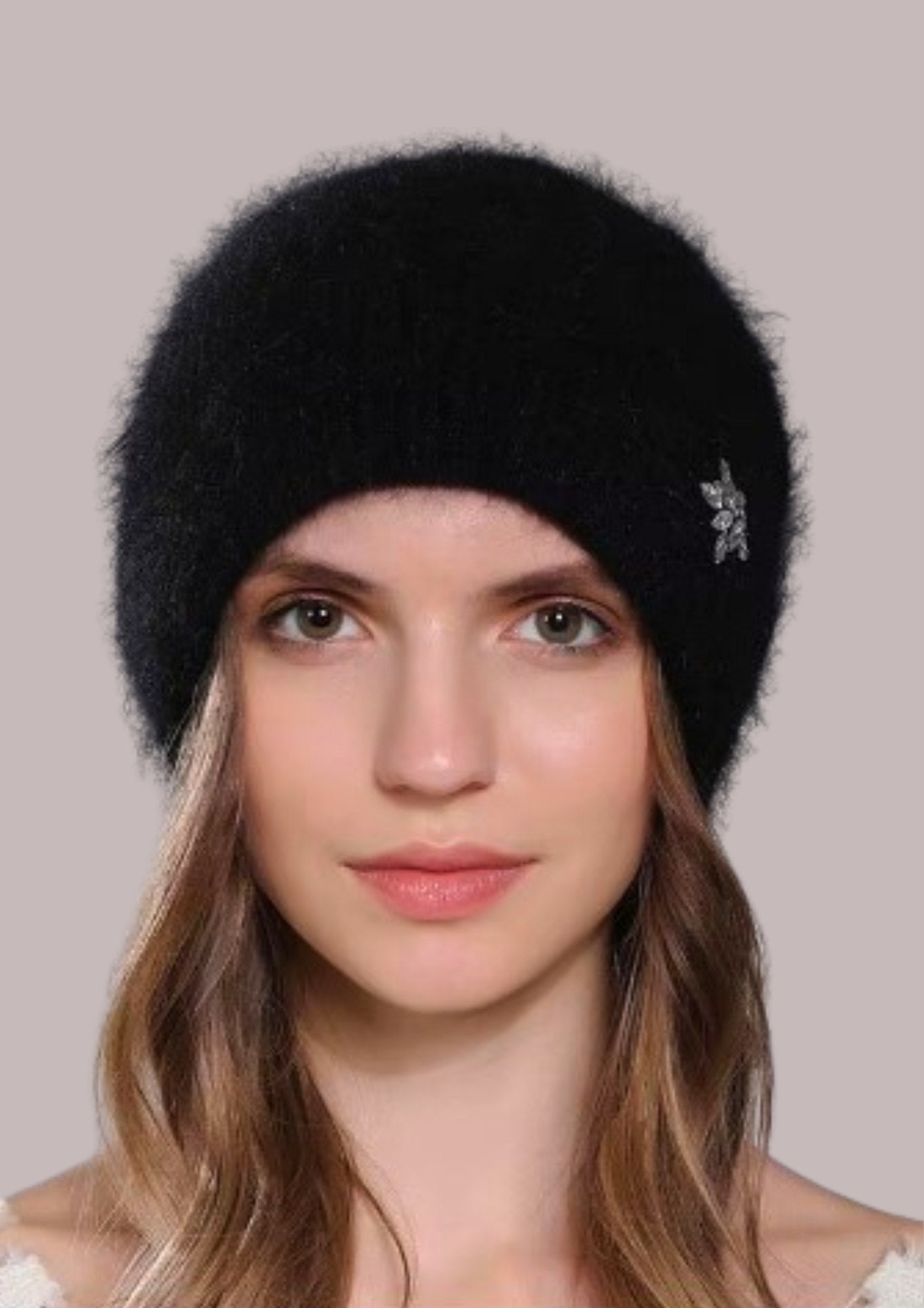 Bonnet en laine noire avec broche déco | Cap-Chapeau