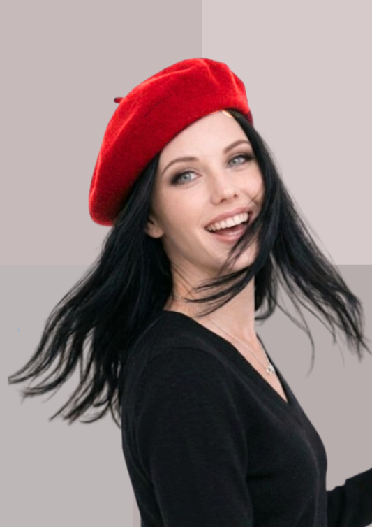 femme joyeuse avec berret rouge | Cap-Chapeau