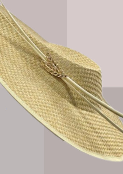 Détail capeline beige de cérémonie au style chic et intemporel | Cap-Chapeau