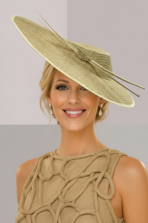 Capeline beige raffinée avec calotte décentrée asymétrique | Cap-Chapeau