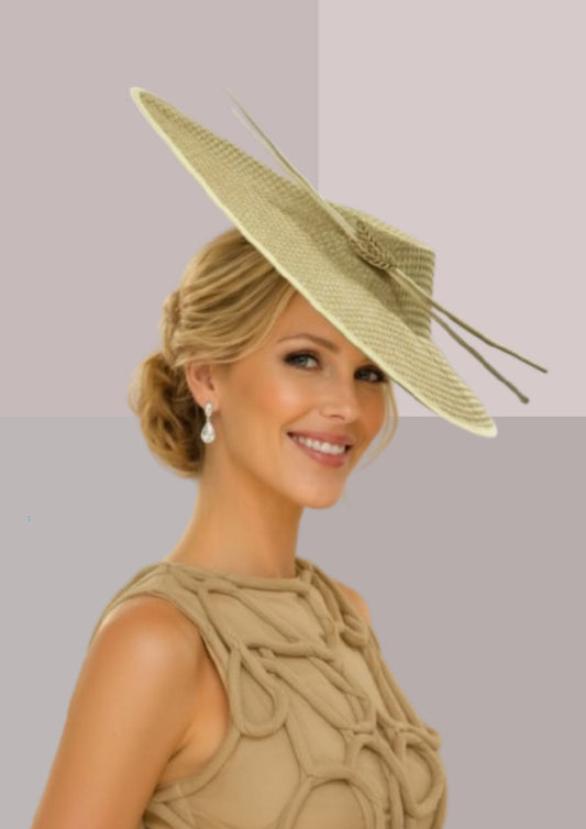 Capeline beige asymétrique chic pour réception et mariage | Cap-Chapeau
