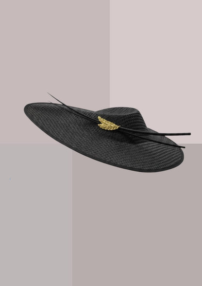 Chapeau noir de mariage haute élégance, porté de côté avec une inclinaison couture, création artisanale  | Cap-Chapeau