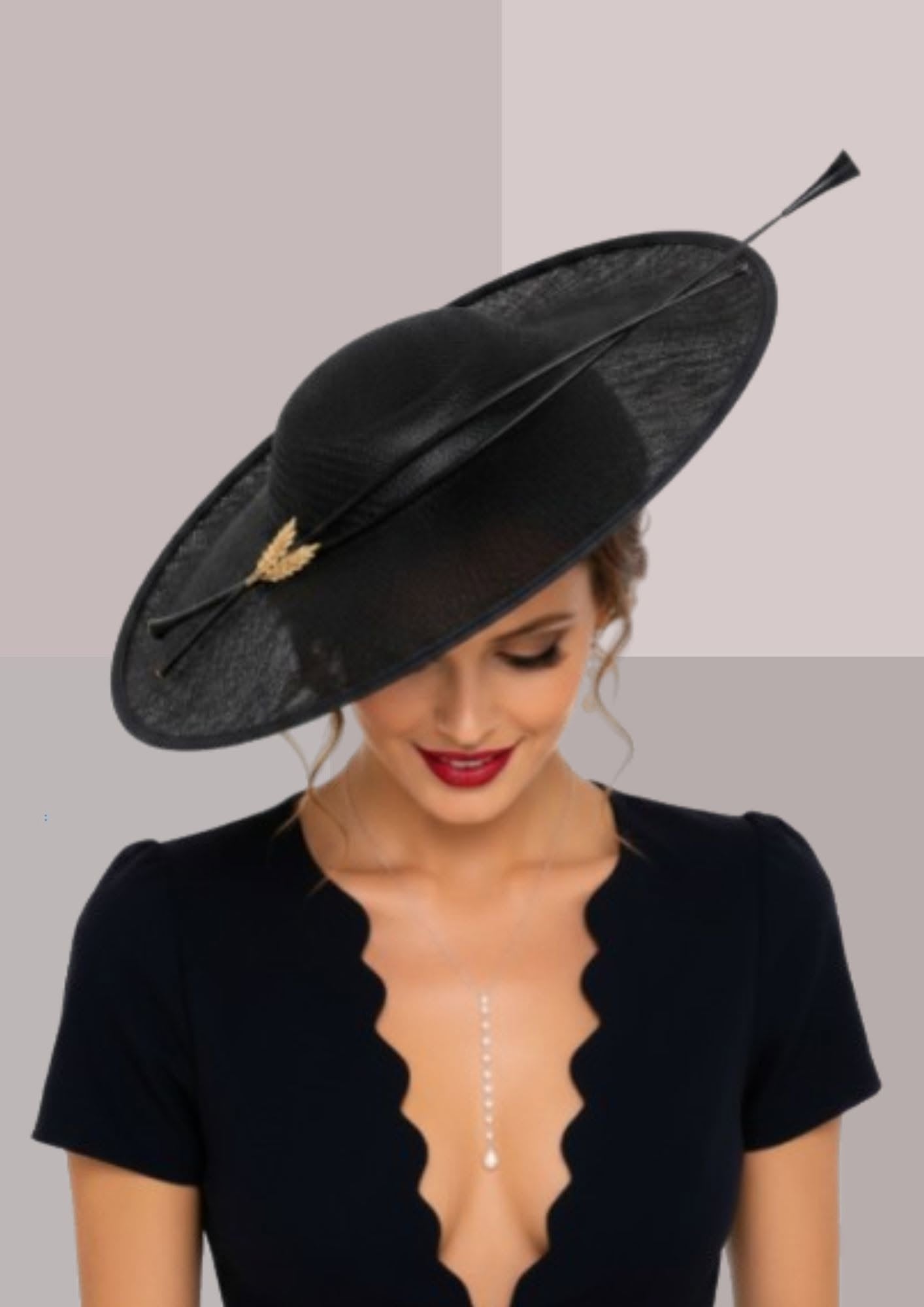 Chapeau de mariage noir à large bord incliné, confection artisanale au style couture, idéal pour une invitée élégante. | Cap-Chapeau