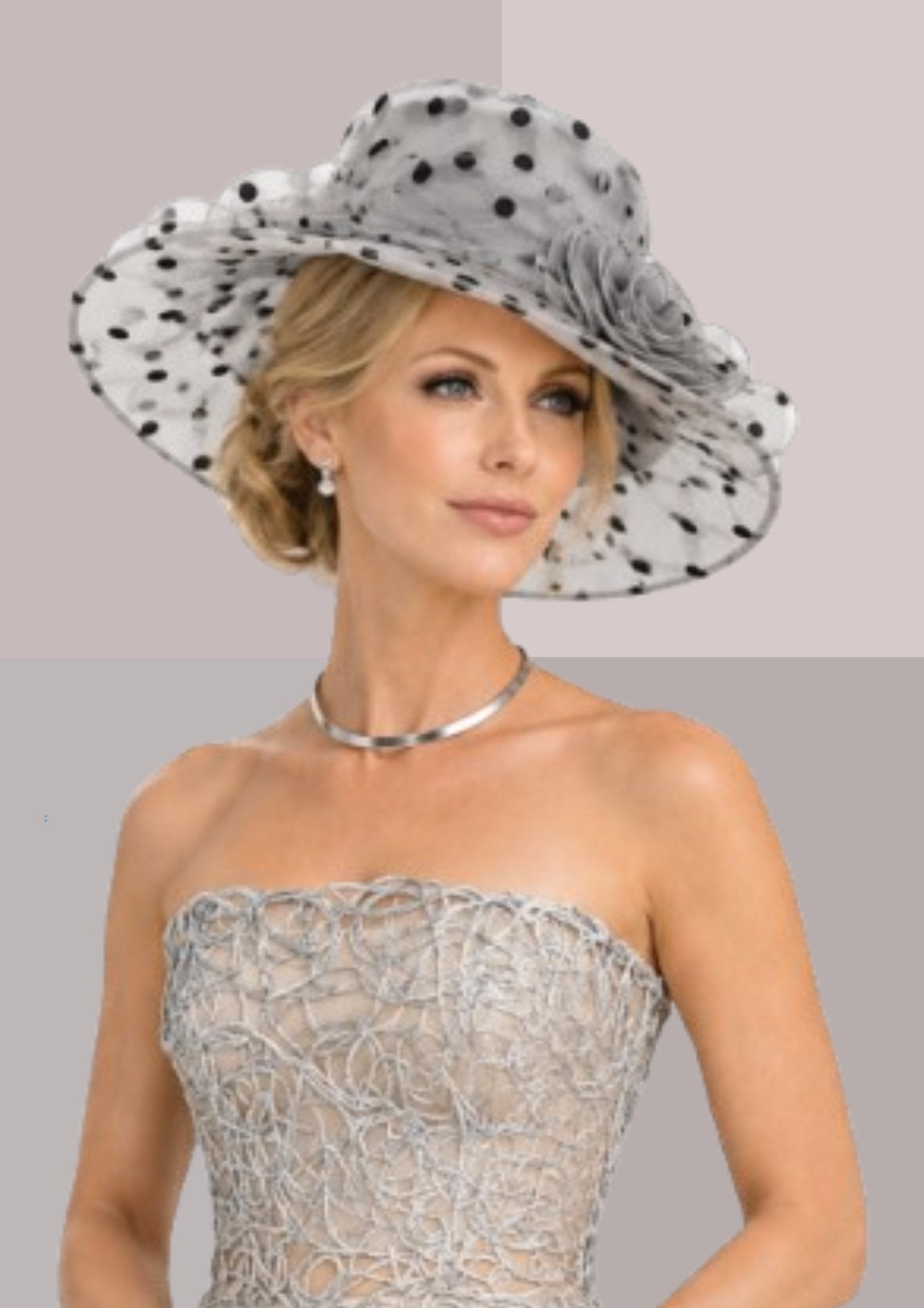 Magnifique tenue d'invitée de mariage tout en gris perele, ijoux argent, avec capeline à pois assortie, portée par femme au teint été | Cap-Chapeau