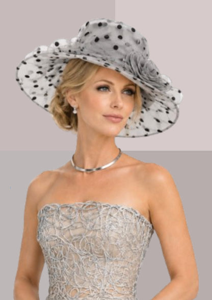 Magnifique tenue d'invitée de mariage tout en gris perele, ijoux argent, avec capeline à pois assortie, portée par femme au teint été | Cap-Chapeau