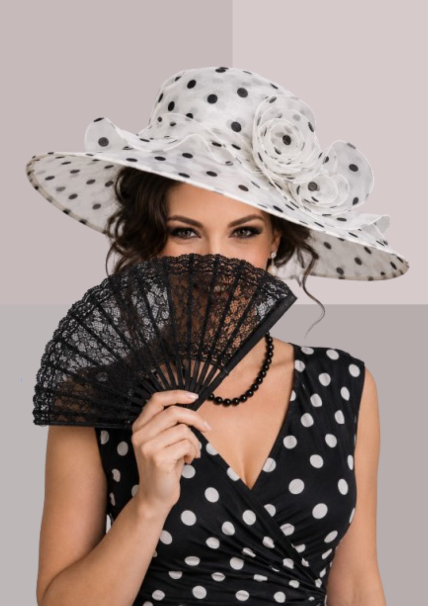 Tenue vintage pour jeune femme habillée avec robe noire a pois blancs et chapeau blanc à pois noirs | Cap-Chapeau
