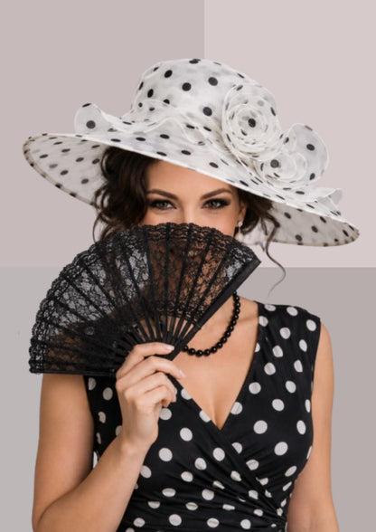 Tenue vintage pour jeune femme habillée avec robe noire a pois blancs et chapeau blanc à pois noirs | Cap-Chapeau