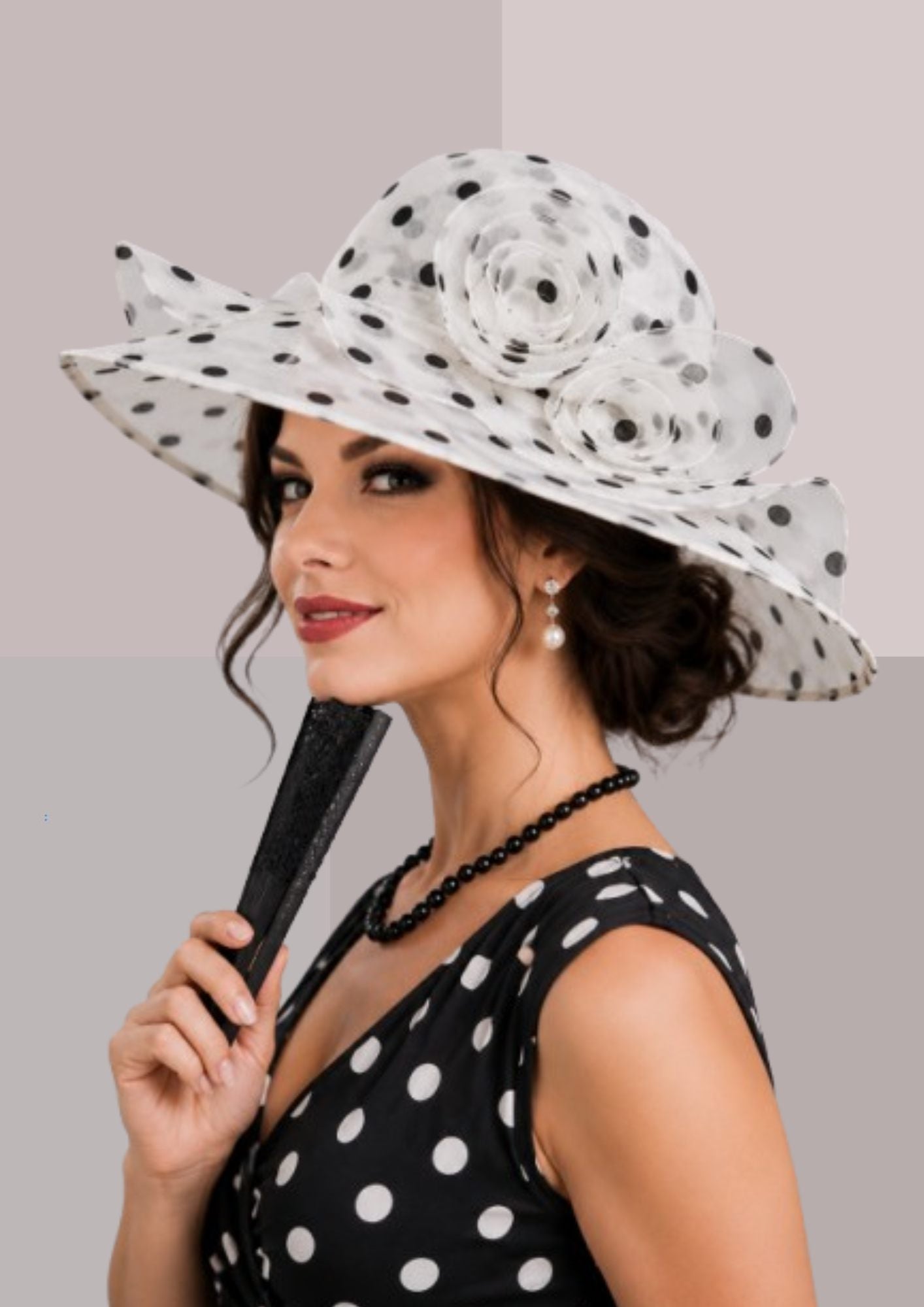 Tenue de reception vintage pour femme habillée avec robe noire a pois blancs et chapeau blanc à pois noirs | Cap-Chapeau