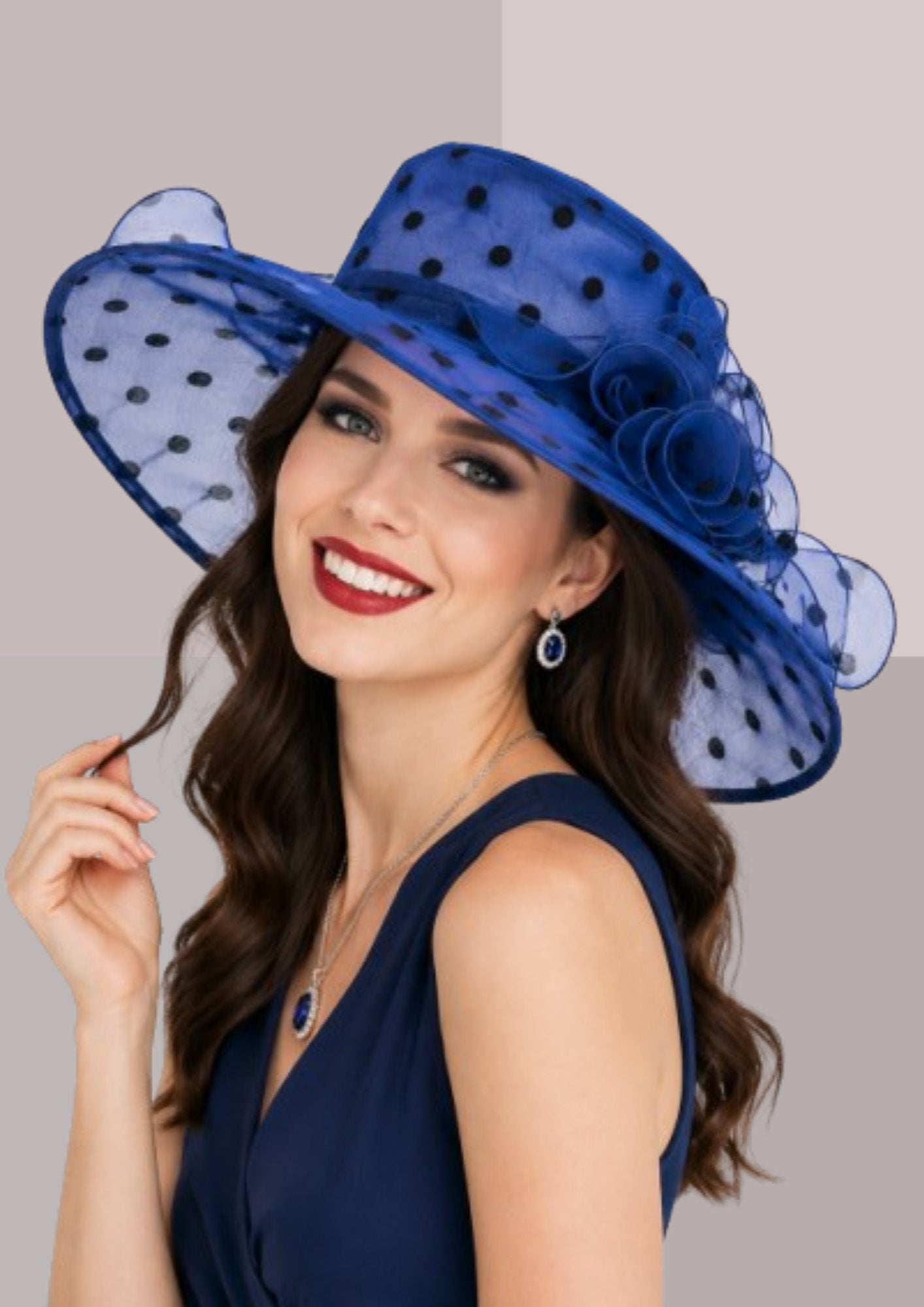 femme de dos robe bleue , capeline à pois bleu saphir pour réception , elle porte également des saphirs aux oreilles et tortille entre ses doigts une mèche de cheveux qu'elle a chatains foncés | Cap-Chapeau