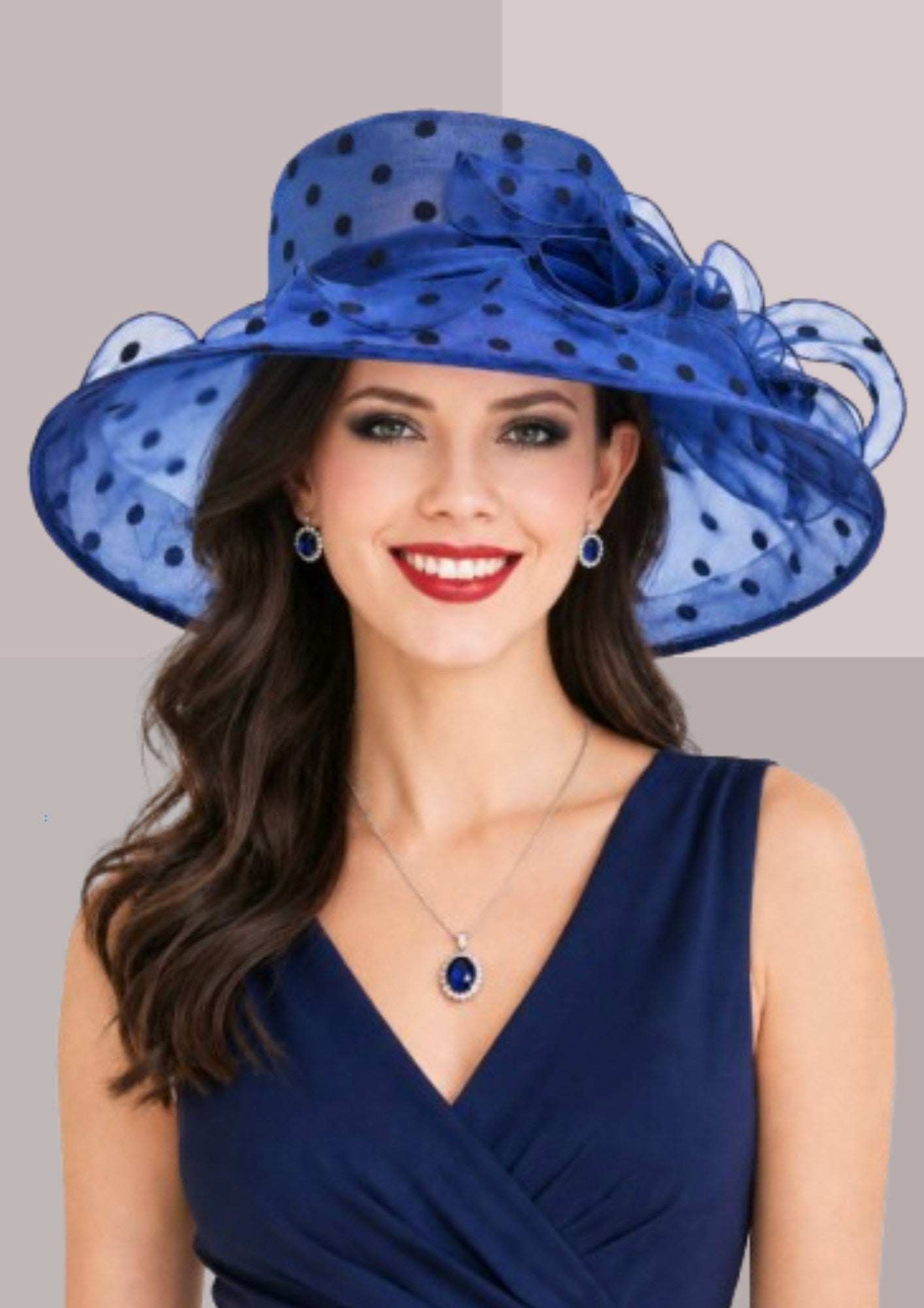 femme en robe bleue , capeline à pois bleu saphir, elle porte des bijoux en argent et saphirs | Cap-Chapeau