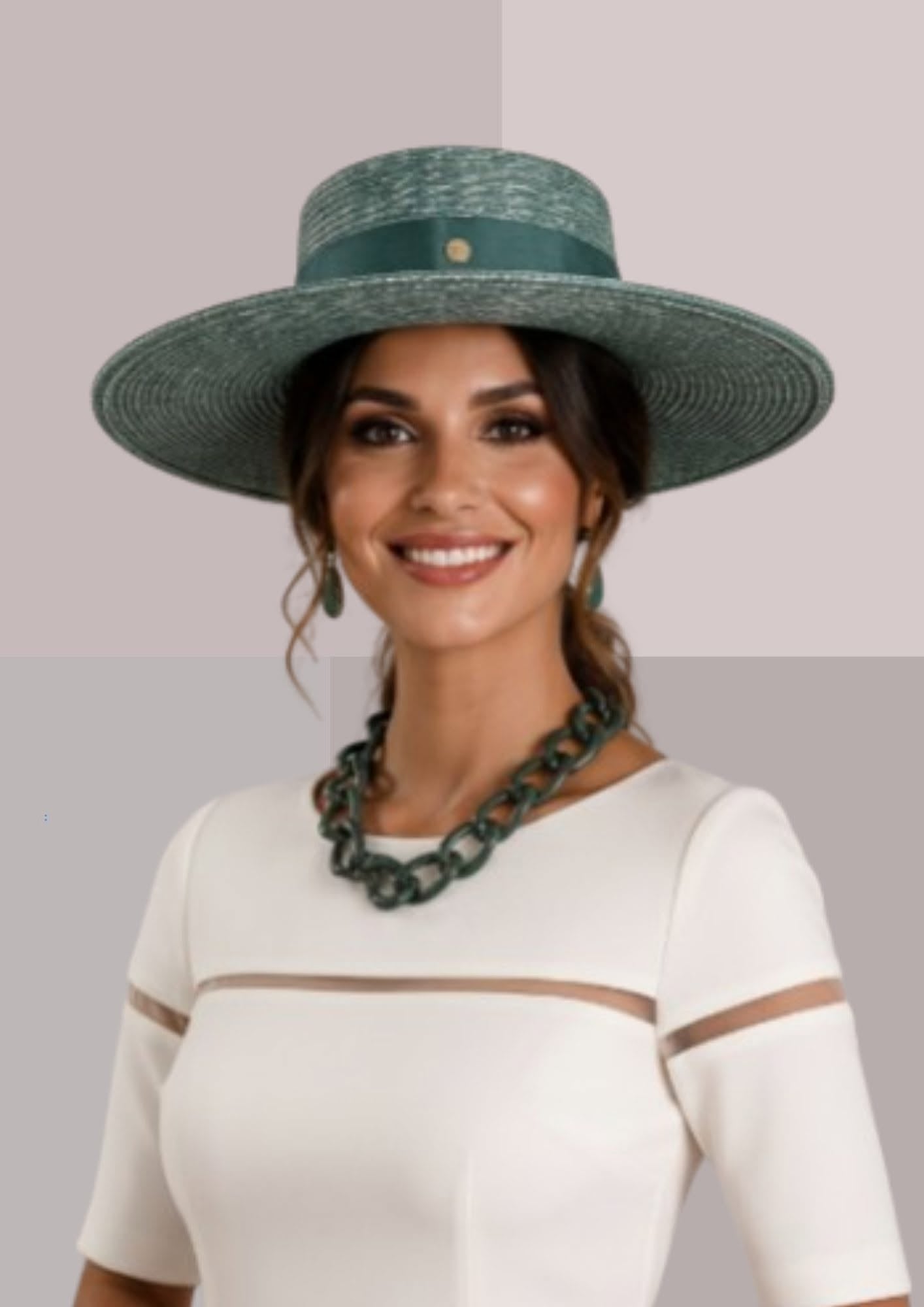 Chapeau andalou femme vert céladon porté de face, authentique canotier sévillan fabriqué en Espagne | Cap-Chapeau