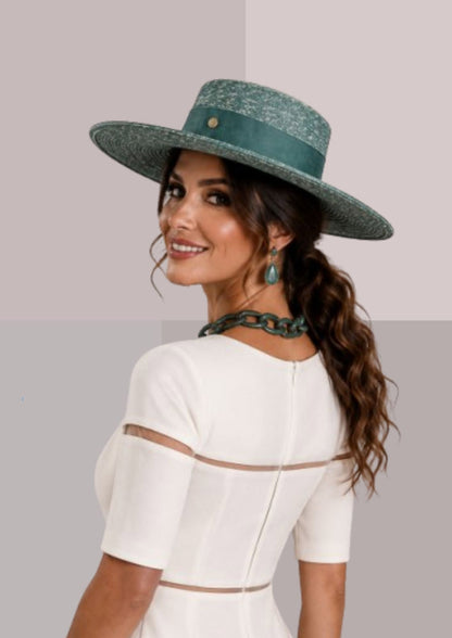 Vue trois-quarts du chapeau andalou femme vert céladon, élégant canotier sévillan de cérémonie | Cap-Chapeau