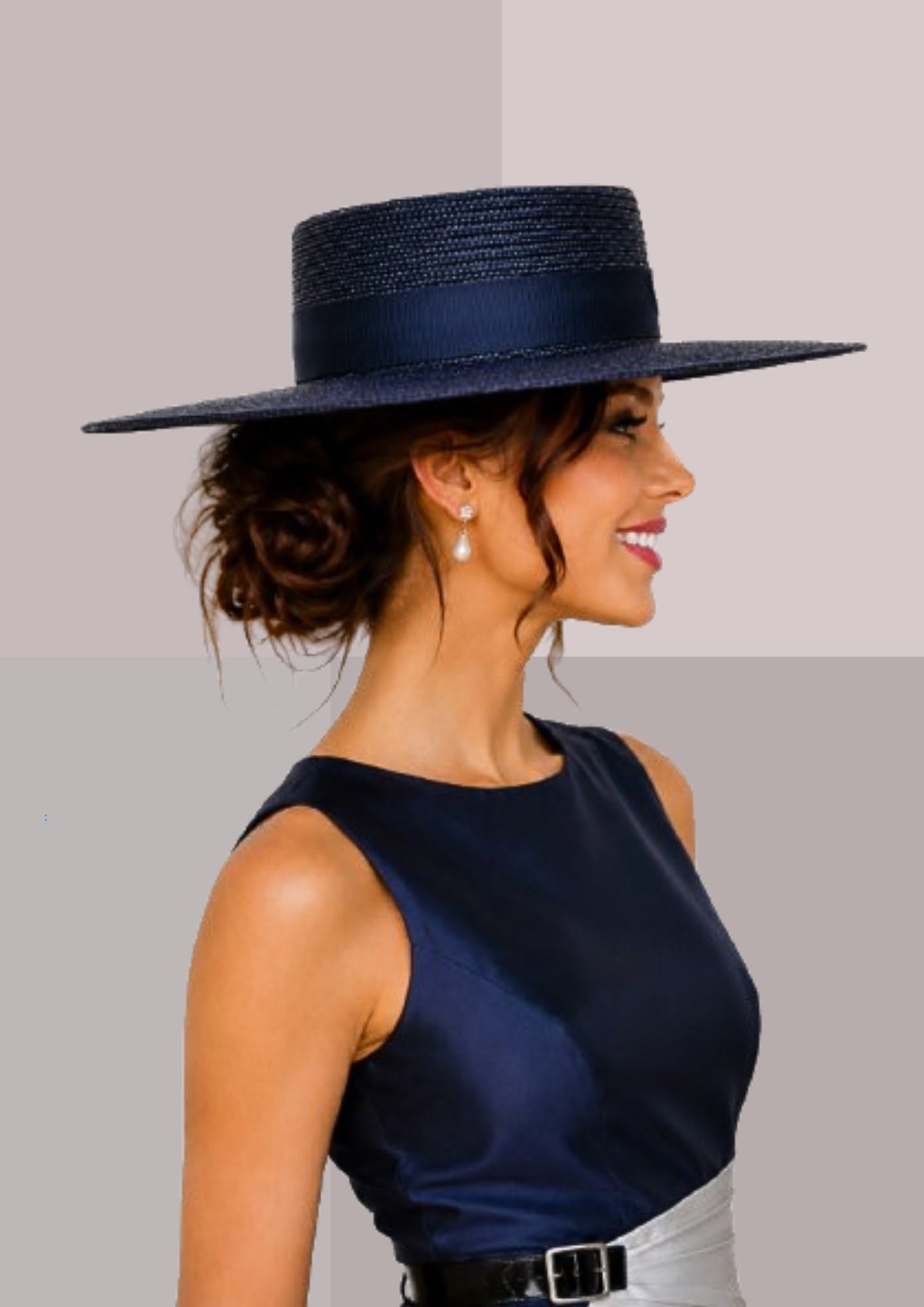 Chapeau andalou femme bleu marine porté de profil pour découvrir son allure sévillane | Cap-Chapeau
