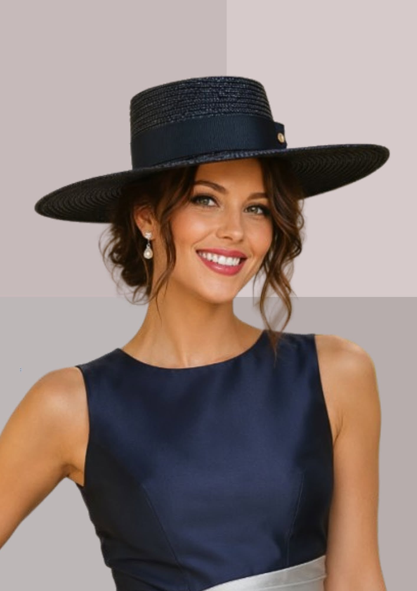 Chapeau andalou femme bleu marine porté de face pour une cérémonie réussie | Cap-Chapeau